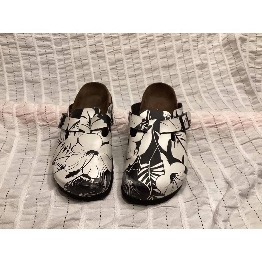 Woman’s Birkenstock Papillio size 40 (us size 8) black/white floral